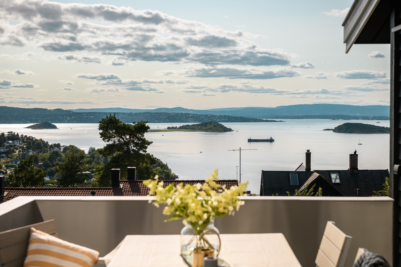 180 graders fjordutsikt. Avslappende atmosfære. Galleribilde