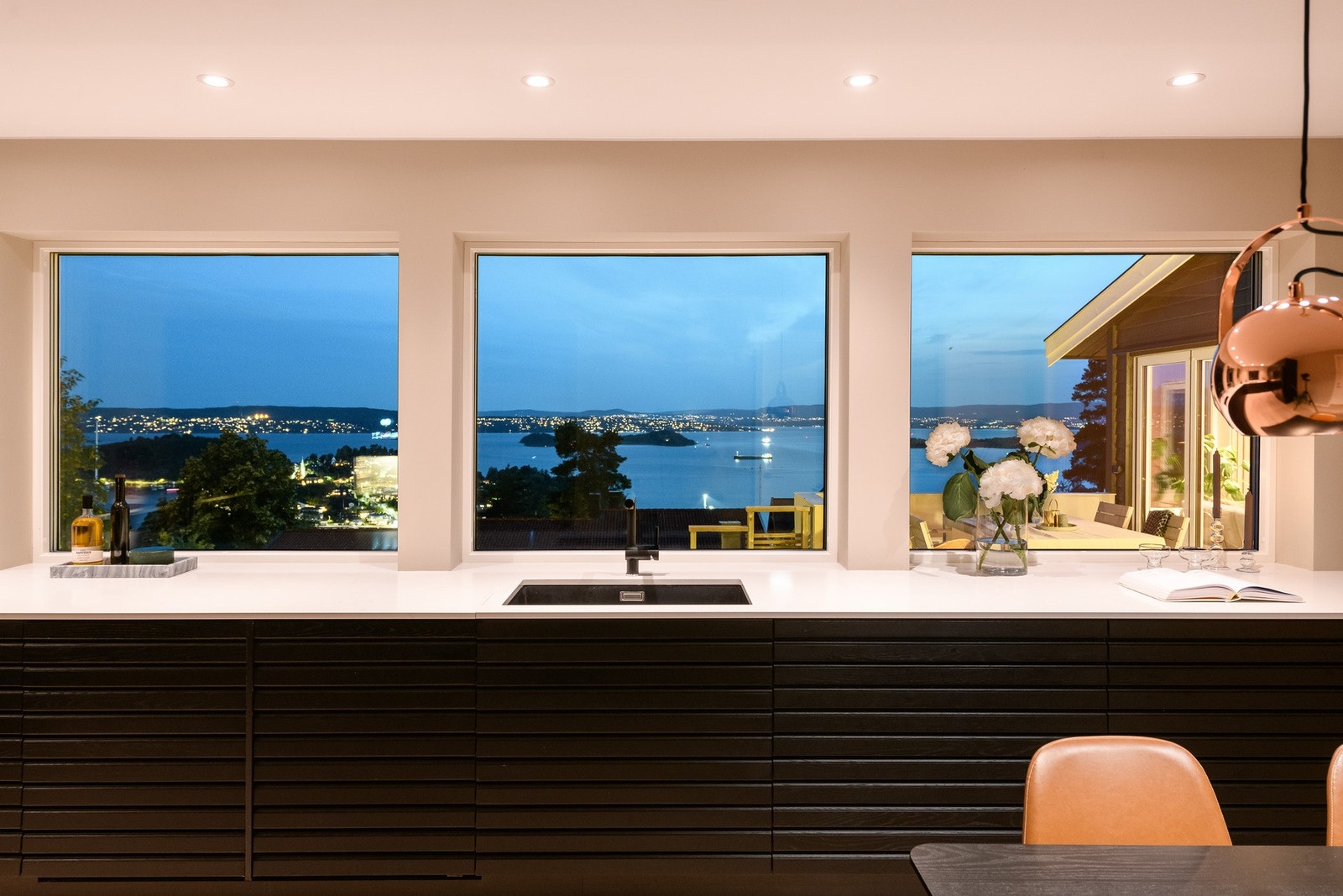 Flott fjordutsikt også fra kjøkkenet. Galleribilde