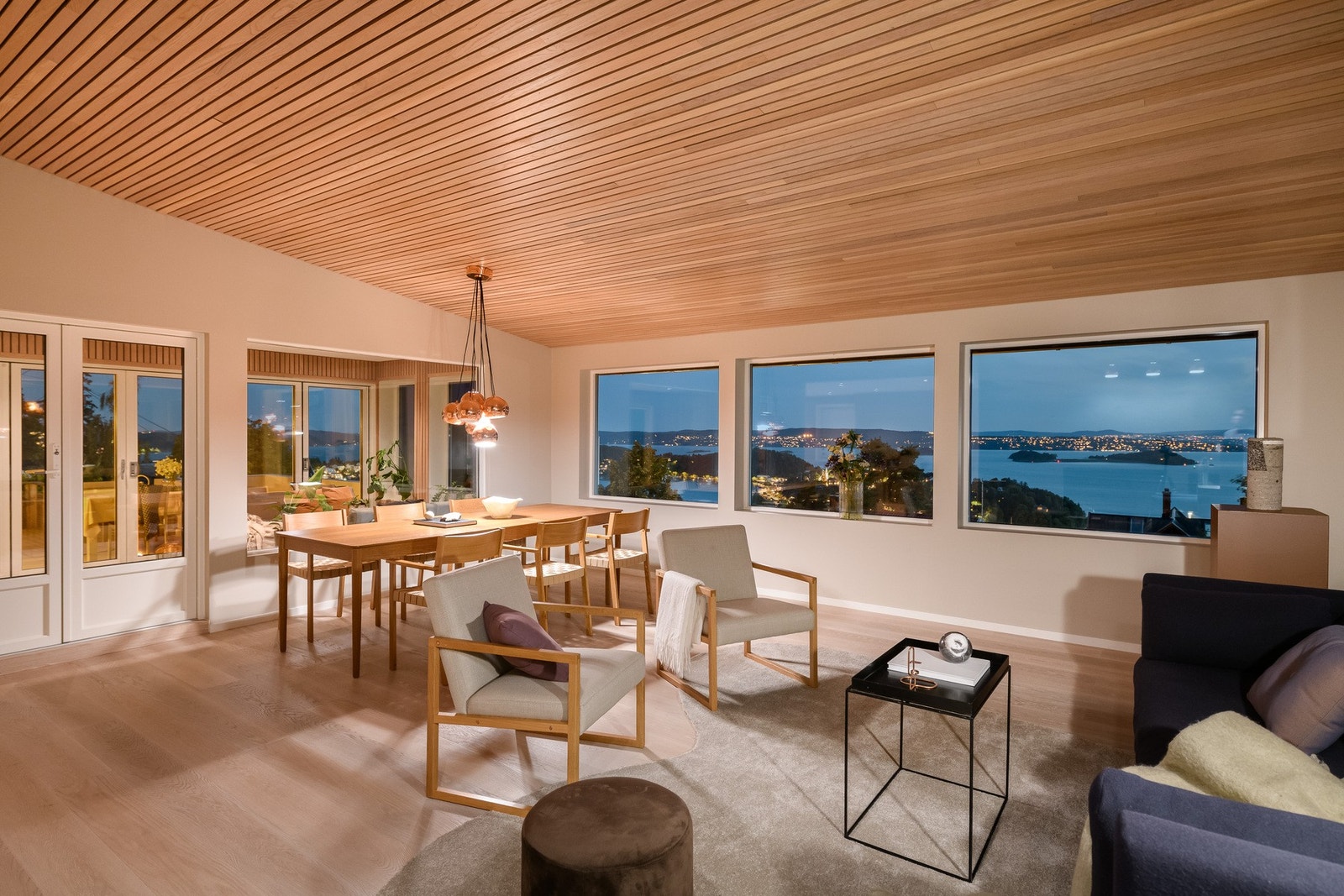 Lun og koselig atmosfære etter mørkets frembrudd. Galleribilde