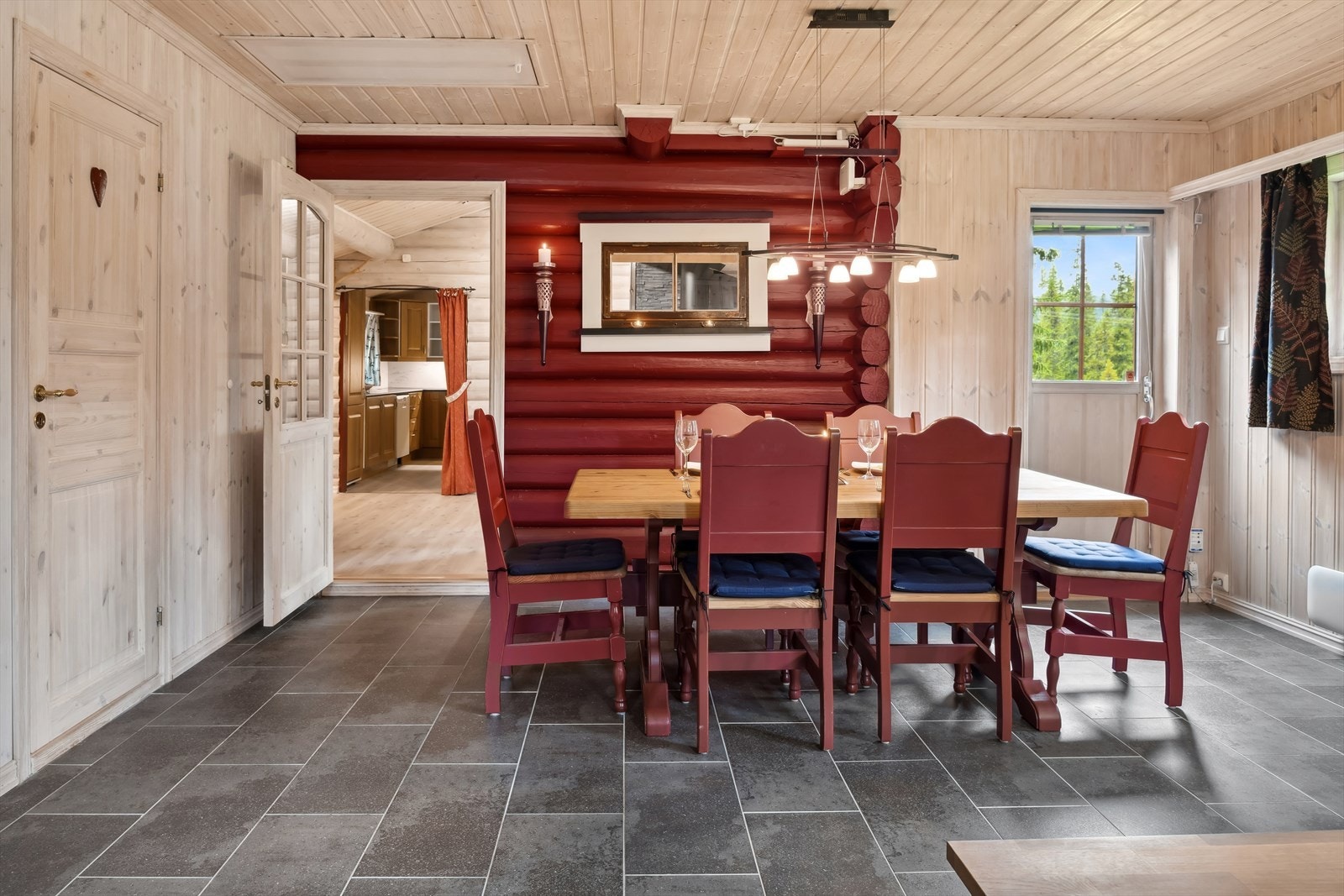 Stor stue med god plass til spisegruppe for familien og gjester. Galleribilde