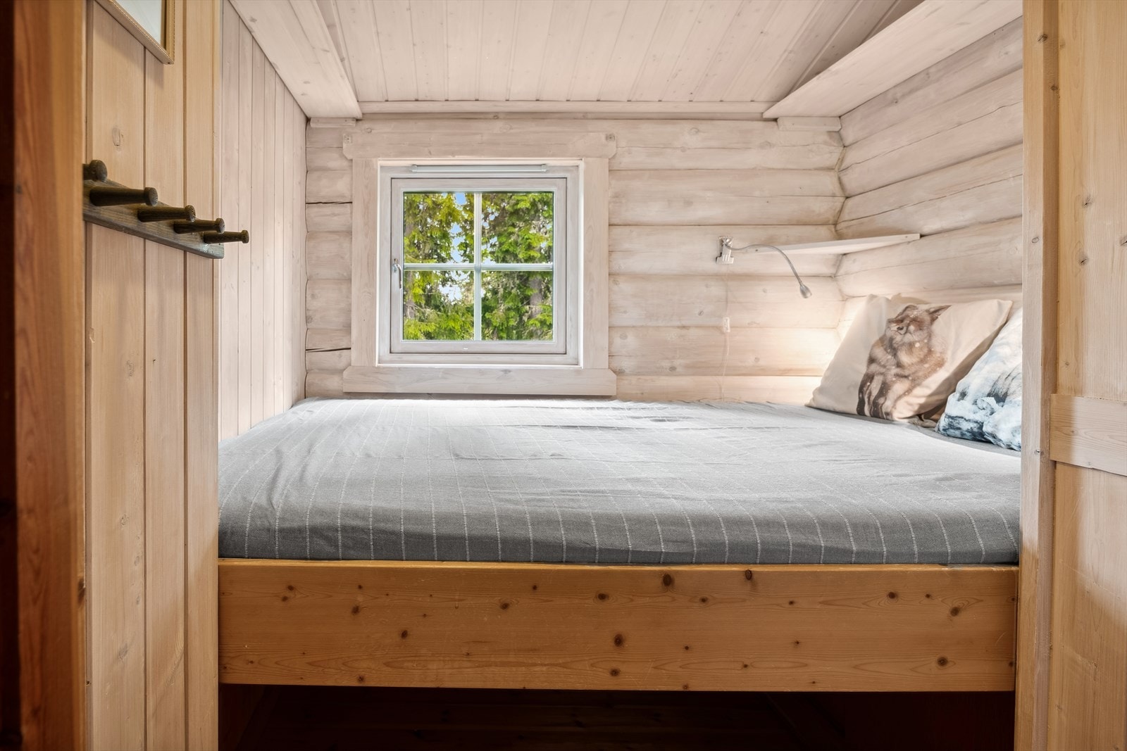 Soverom 3 har plassbygd dobbeltseng. Knagger for oppbevaring. Samt oppbevaringsmuligheter under sengen. Galleribilde