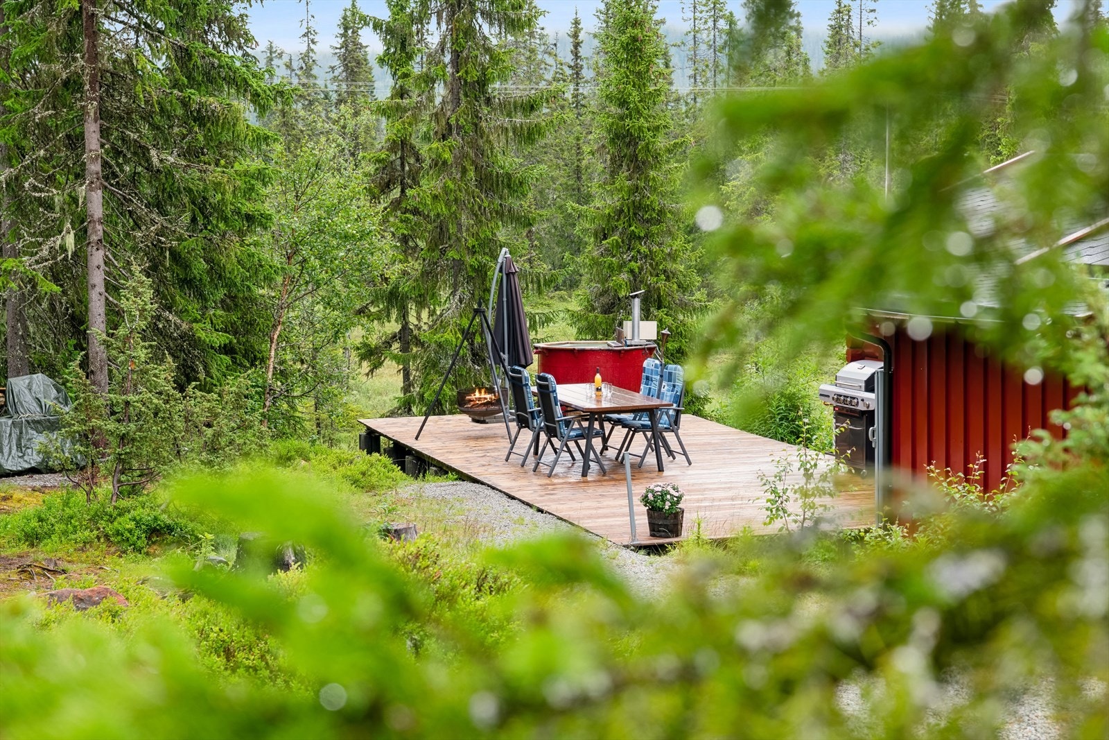 Solrik uteplass med vakker utsikt over omgivelser. Galleribilde