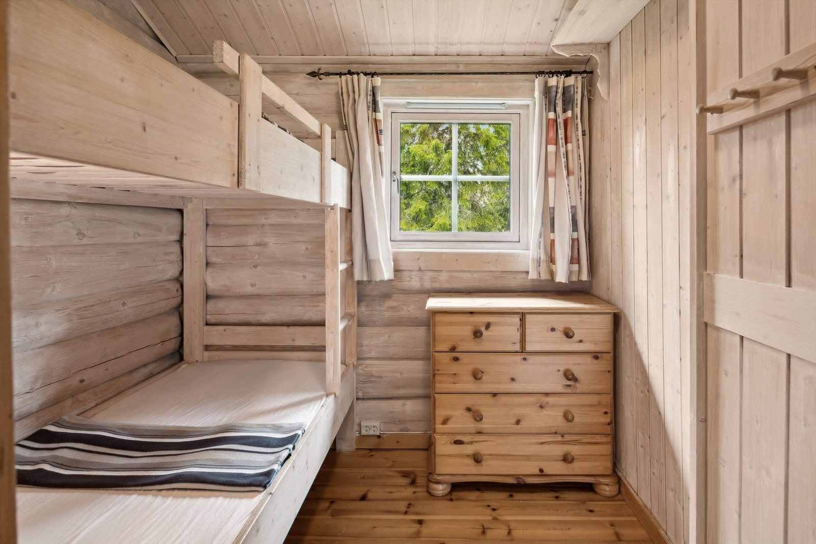 Soverom med to sengeplasser, plass til kommode for oppbevaring. Galleribilde