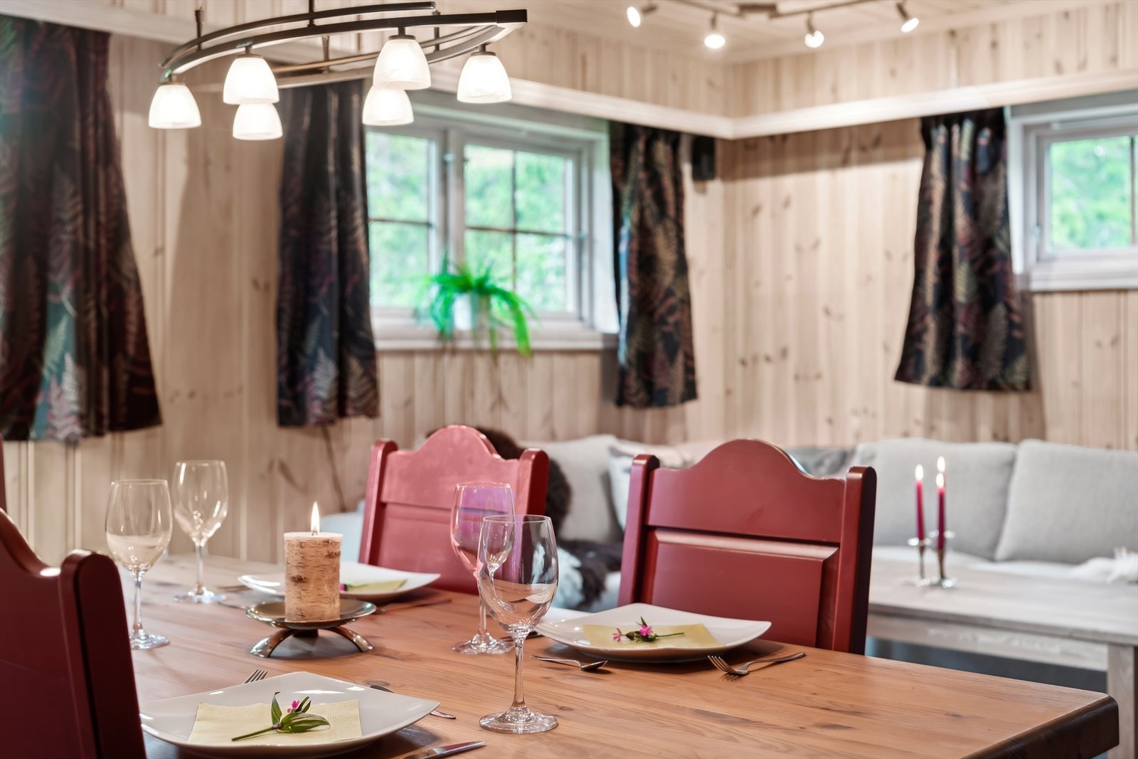 Spisestue og stuen er plassert i boligens tilbygg fra 2010. Galleribilde