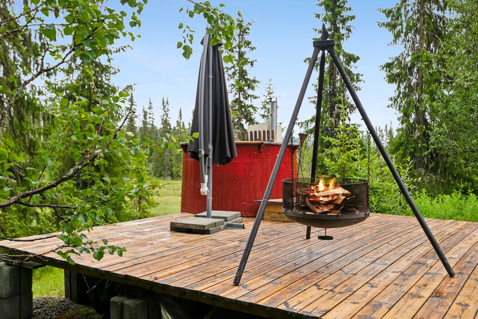 Hyggelig platting med badestamp og bålpanne. Galleribilde