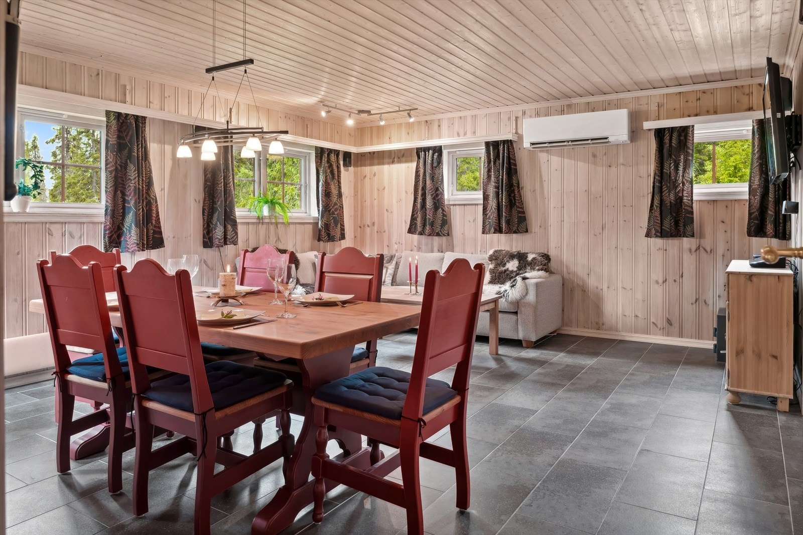 Gulvflater er i hovedsak preget av: Laminat. Fliser. Veggflater er i hovedsak preget av: Panel. Tømmer. Himlinger er i hovedsak preget av: Panel. Galleribilde