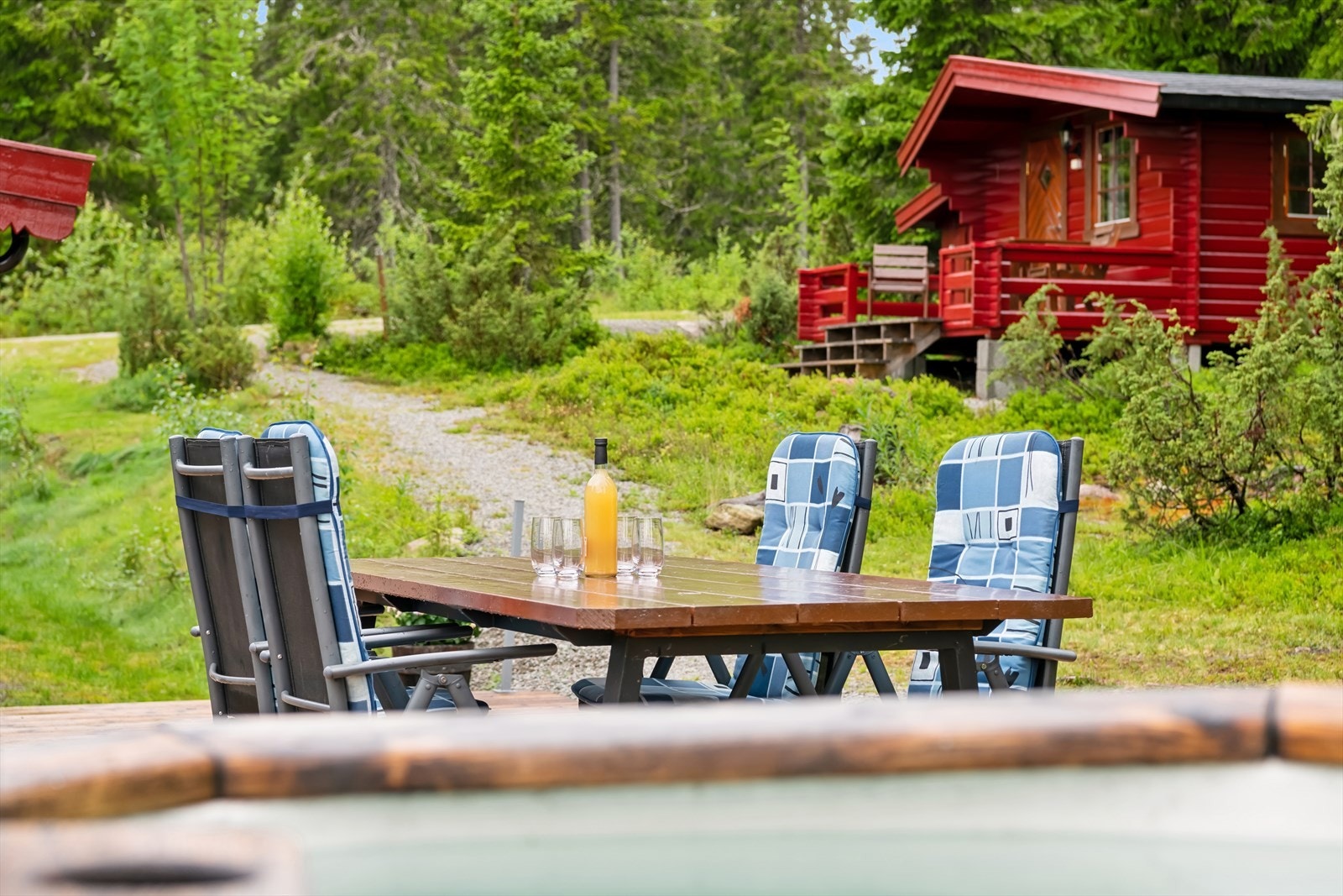 Romslig uteområde med muligheter for grilling og sosiale sammenkomster. Galleribilde