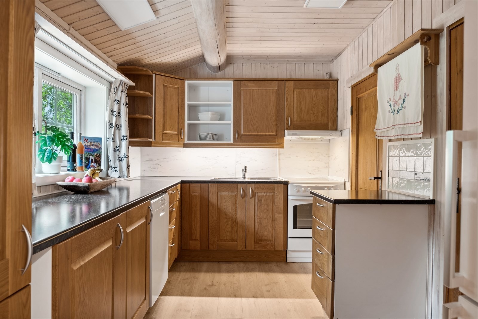 Flott kjøkken med god benke- og skapplass. Vinduet sørger for naturlig lys inn i hytta. Galleribilde