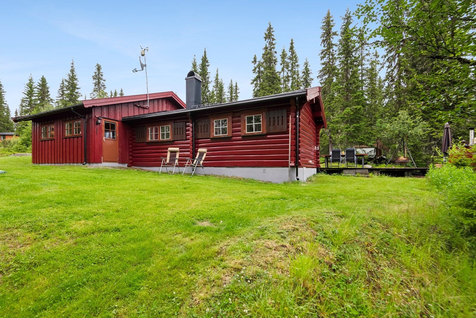 Uteområdet er opparbeidet med plen. Koselig plass for barna eller hunden å leke. Galleribilde