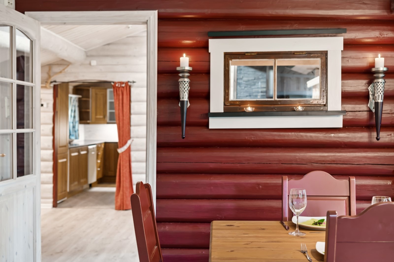 Oppvarming består av: Strøm. Vedfyring. I hovedsak ved hjelp av: Gulvvarme. Ildsted. Varmepumpe. Galleribilde