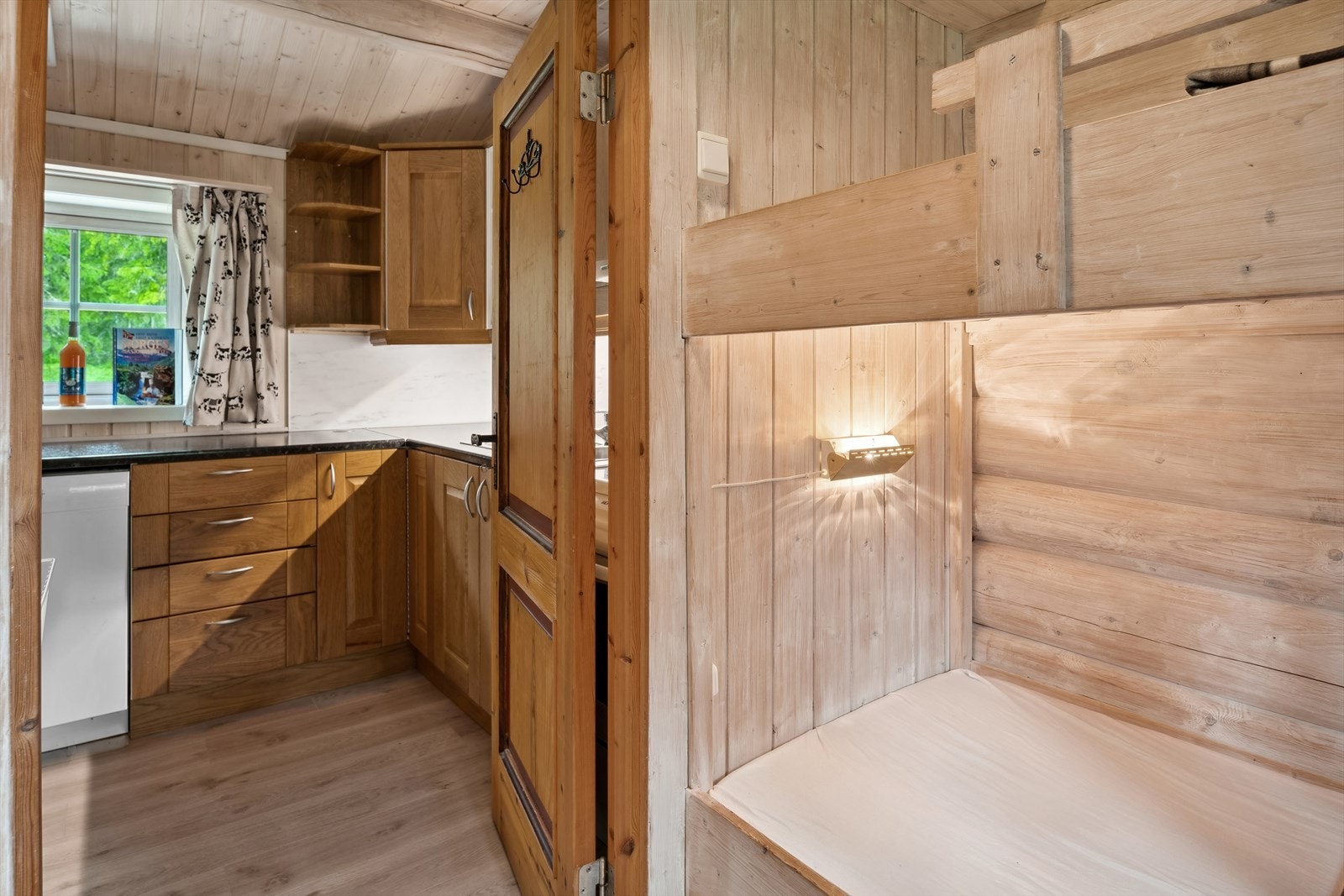 Fra kjøkkenet er tilgang inn det til det ene soverommet. Hytta har totalt 3 soverom. Galleribilde