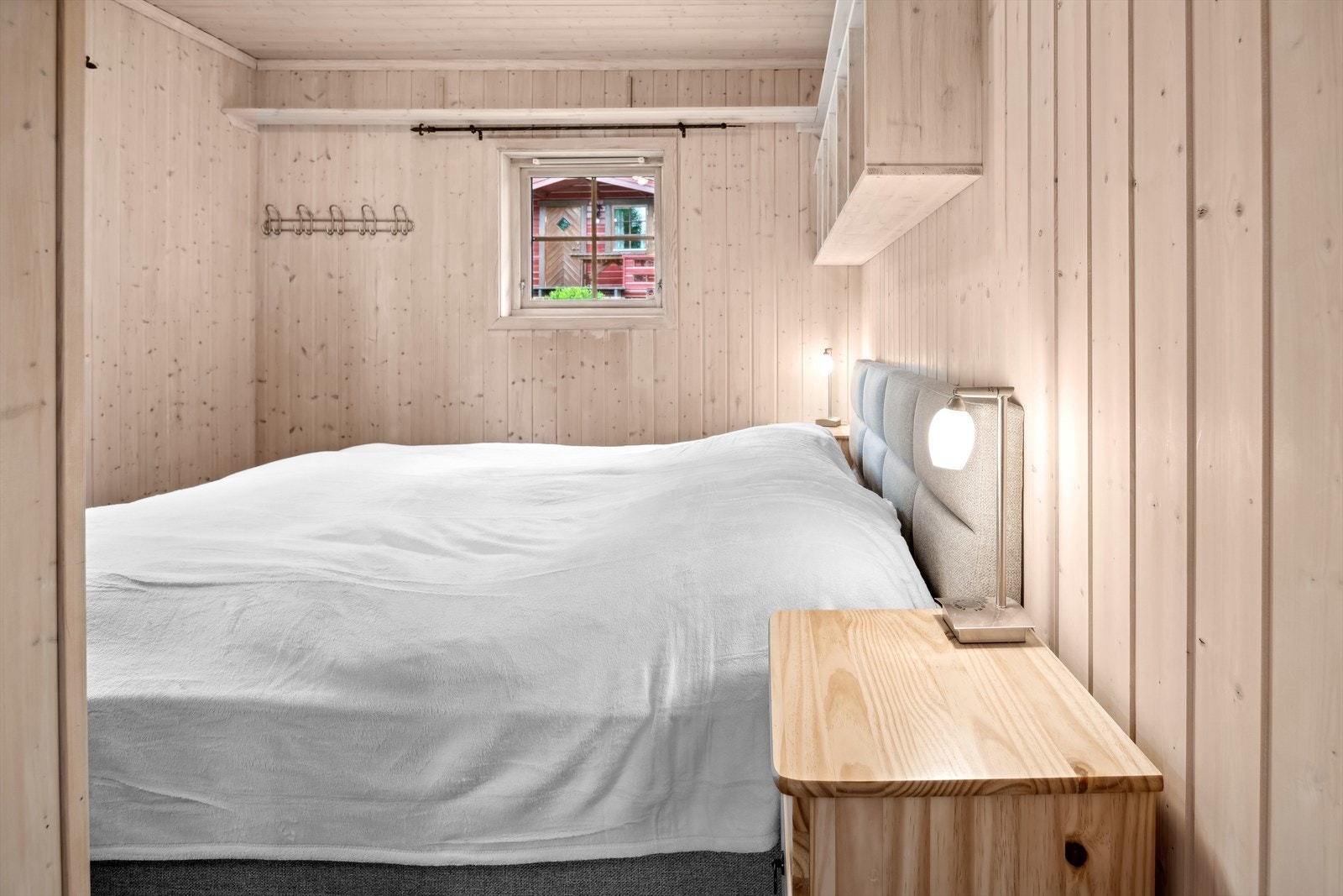 Hovedsoverom er romslig i størrelsen og har rikelig med oppbevaringsmuligheter. Galleribilde