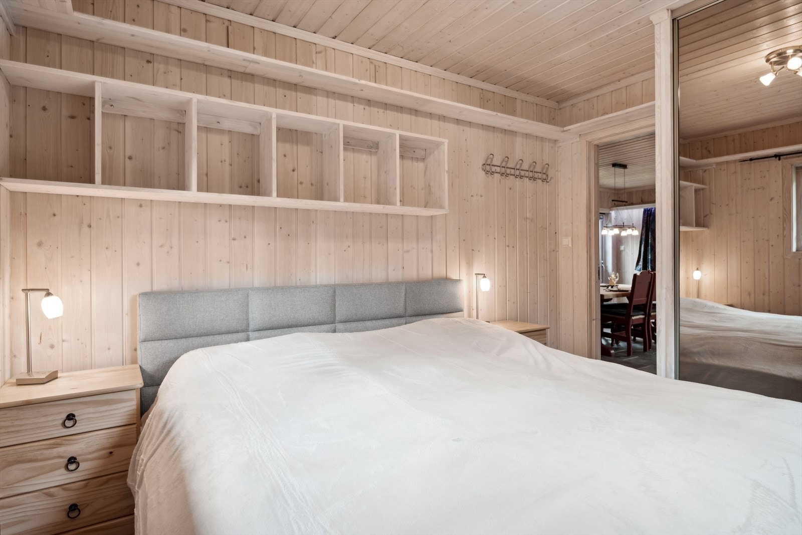 Hovedsoverommet har god plass til dobellet seng, det er stor garderobe med speil som har god oppbevaringsplass. Galleribilde