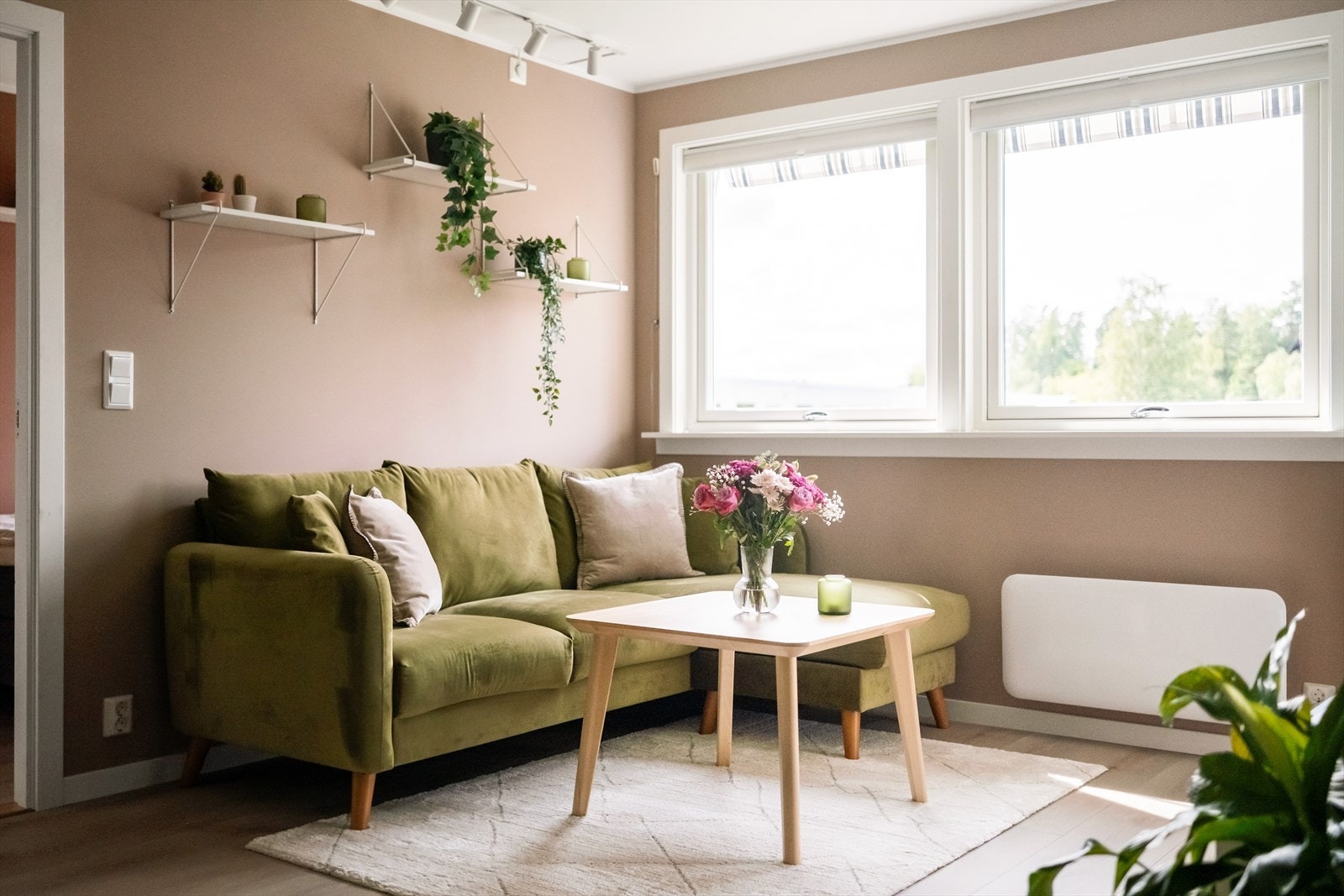 Tidsriktige farge- og materialvalg er gjennomgående, som gir leiligheten et moderne og stilrent uttrykk. Galleribilde