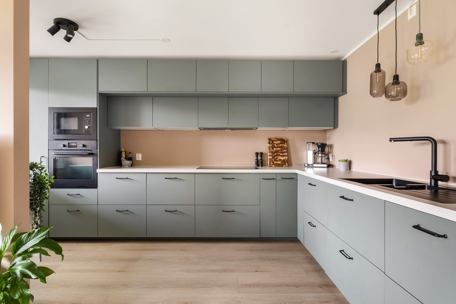 Leiligheten har et delikat IKEA-kjøkken fra 2020, med laminerte benkeplater, slette fronter og malt backsplash. Galleribilde