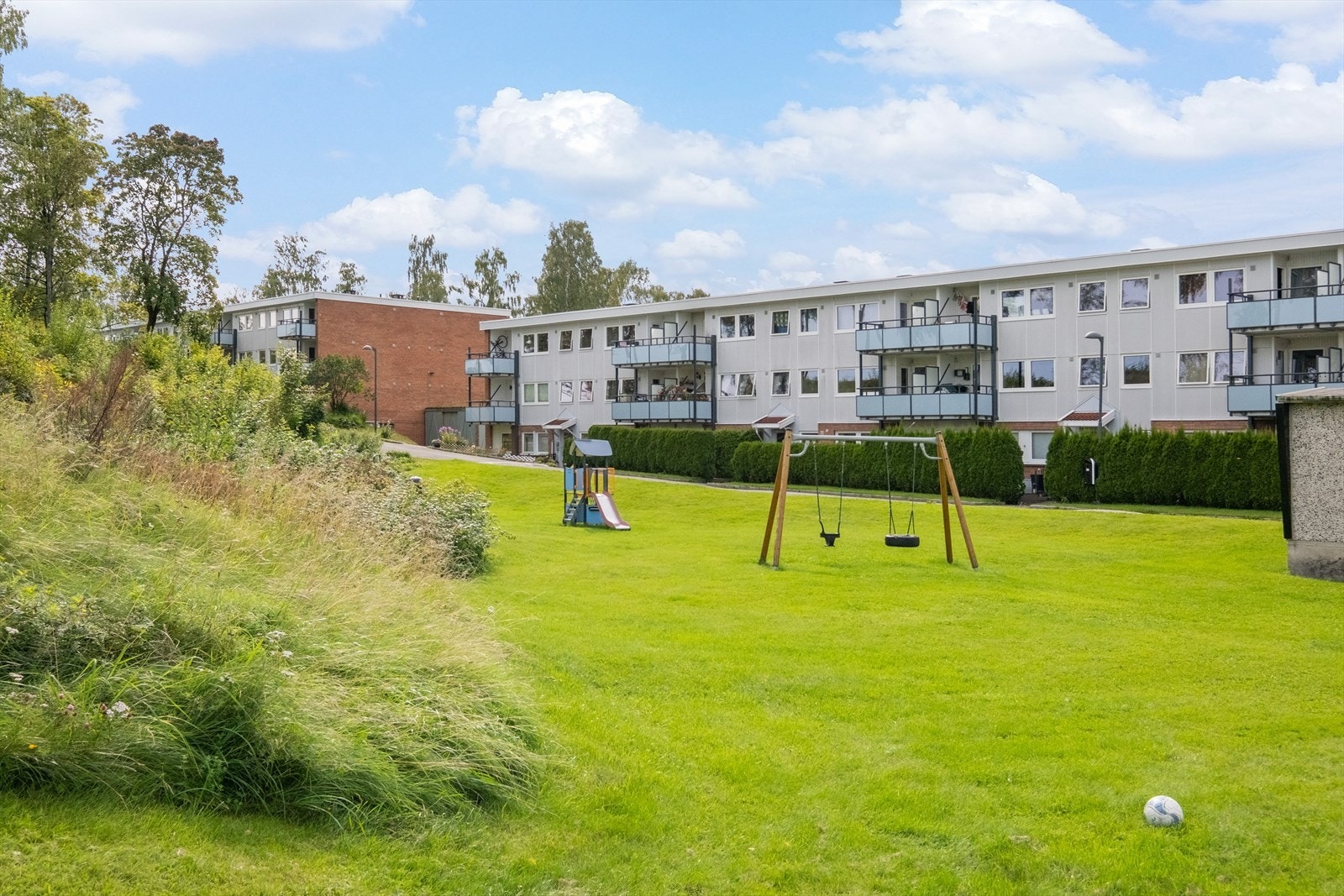Det er mulighet for å leie parkeringsplass av borettslaget. Galleribilde