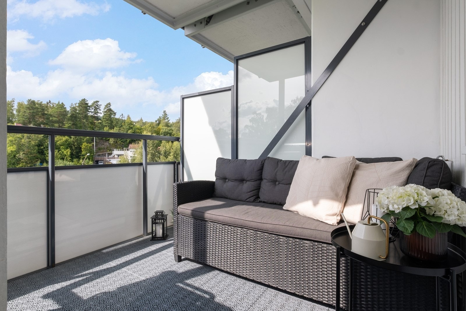 Fra stuen er det utgang til en balkong på ca. 6 kvm, som skaper en fin forlengelse av stuen på sommerstid. Galleribilde