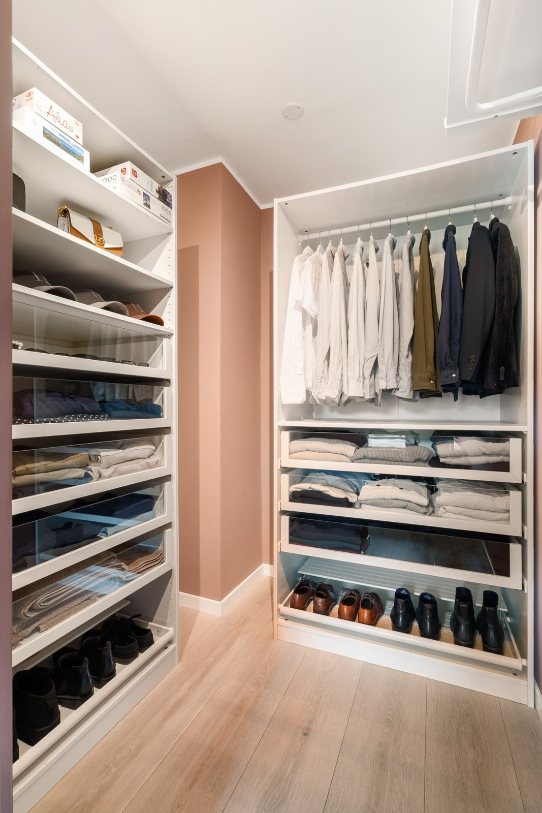 Innenfor soverommet finner man et praktisk walk-in-closet. Galleribilde