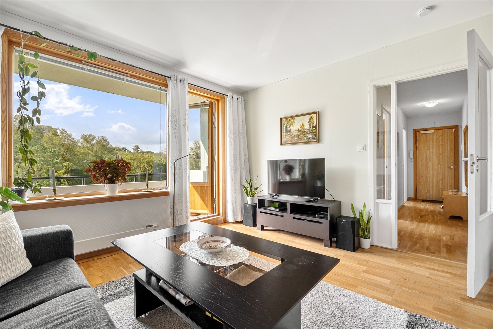 Fra stuen er det utgang til sør-vestvendt balkong med gode solforhold Galleribilde