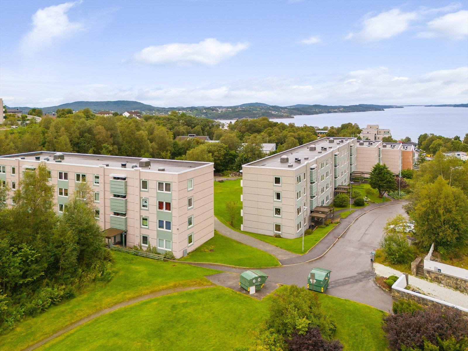 Blokken ligger også gunstig til med tanke på parkeringsplasser rett i front Galleribilde