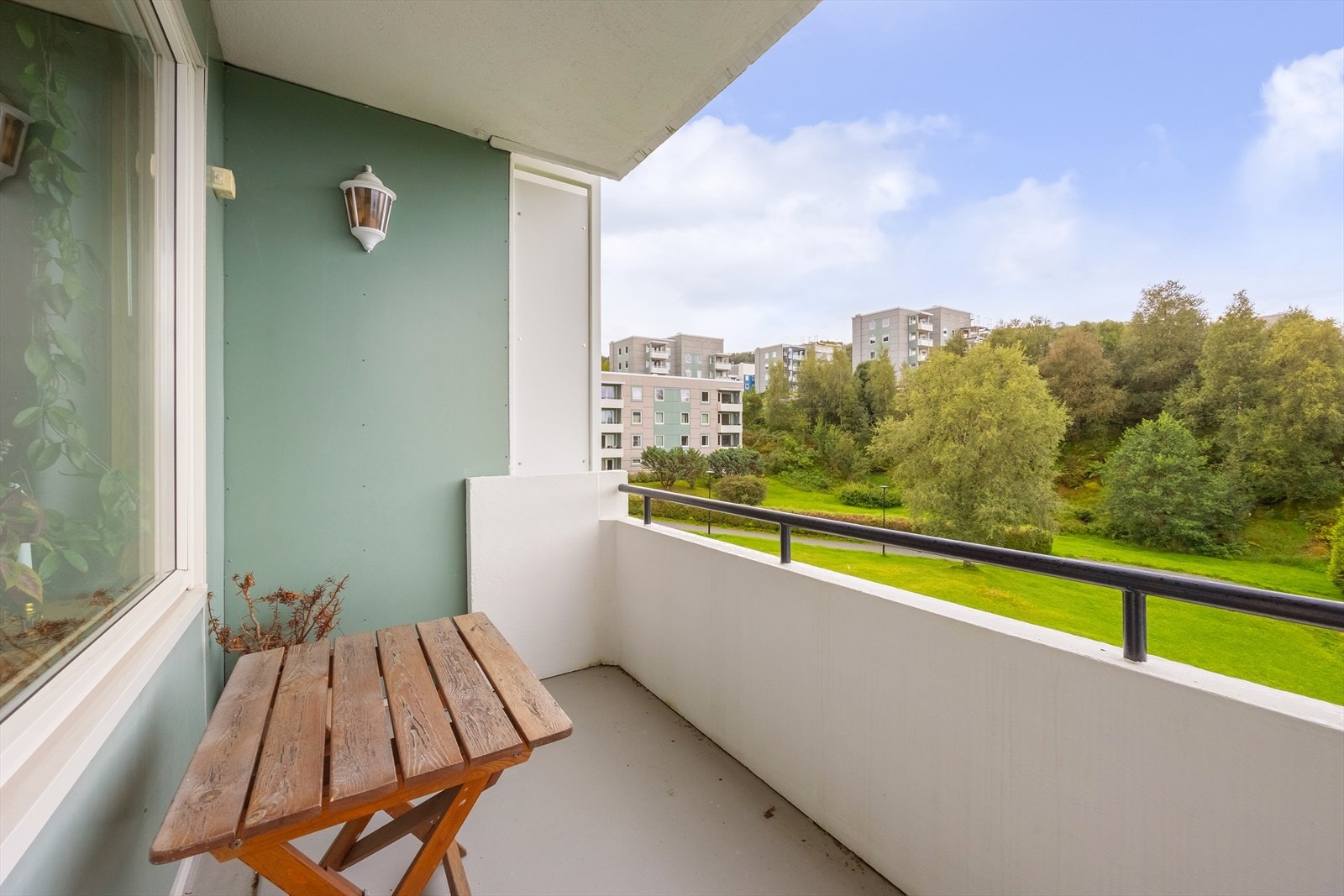 Balkongen vil i regi av borettslaget bli utvidet samt innglassert som vil gjøre den til en forlengelse av stuen, samt vil kunne brukes året rundt Galleribilde