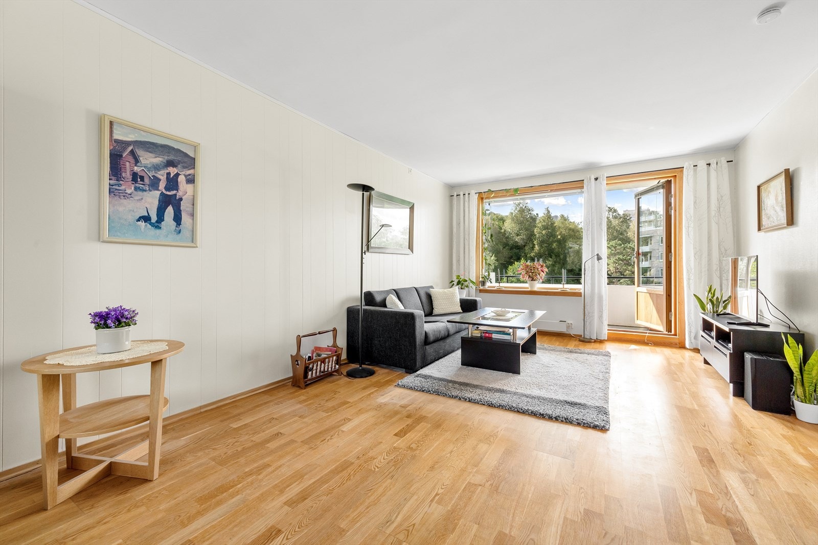 Romslig stue med god plass til sofakrok og spisebord Galleribilde