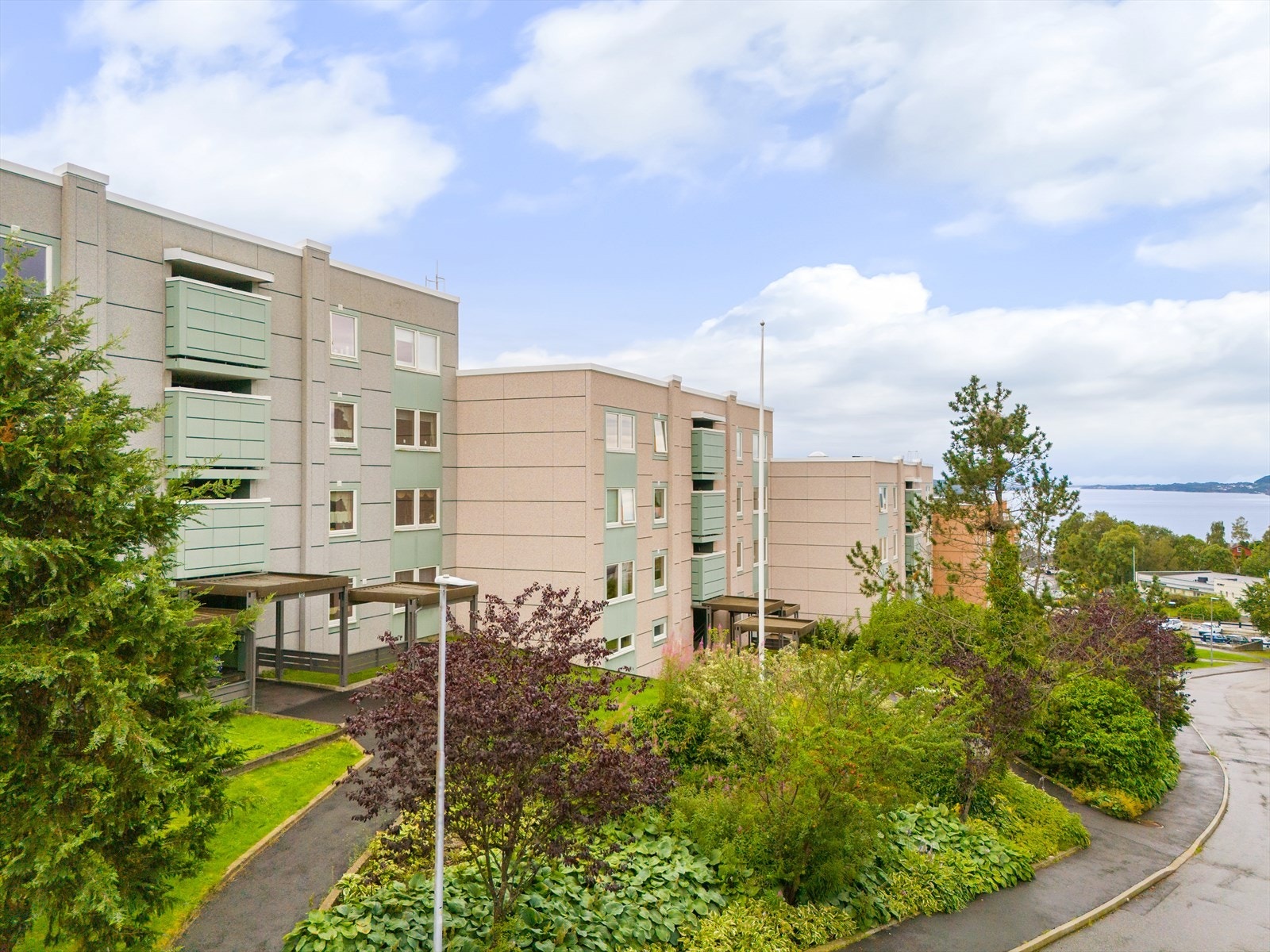 Ved inngangsparti Galleribilde