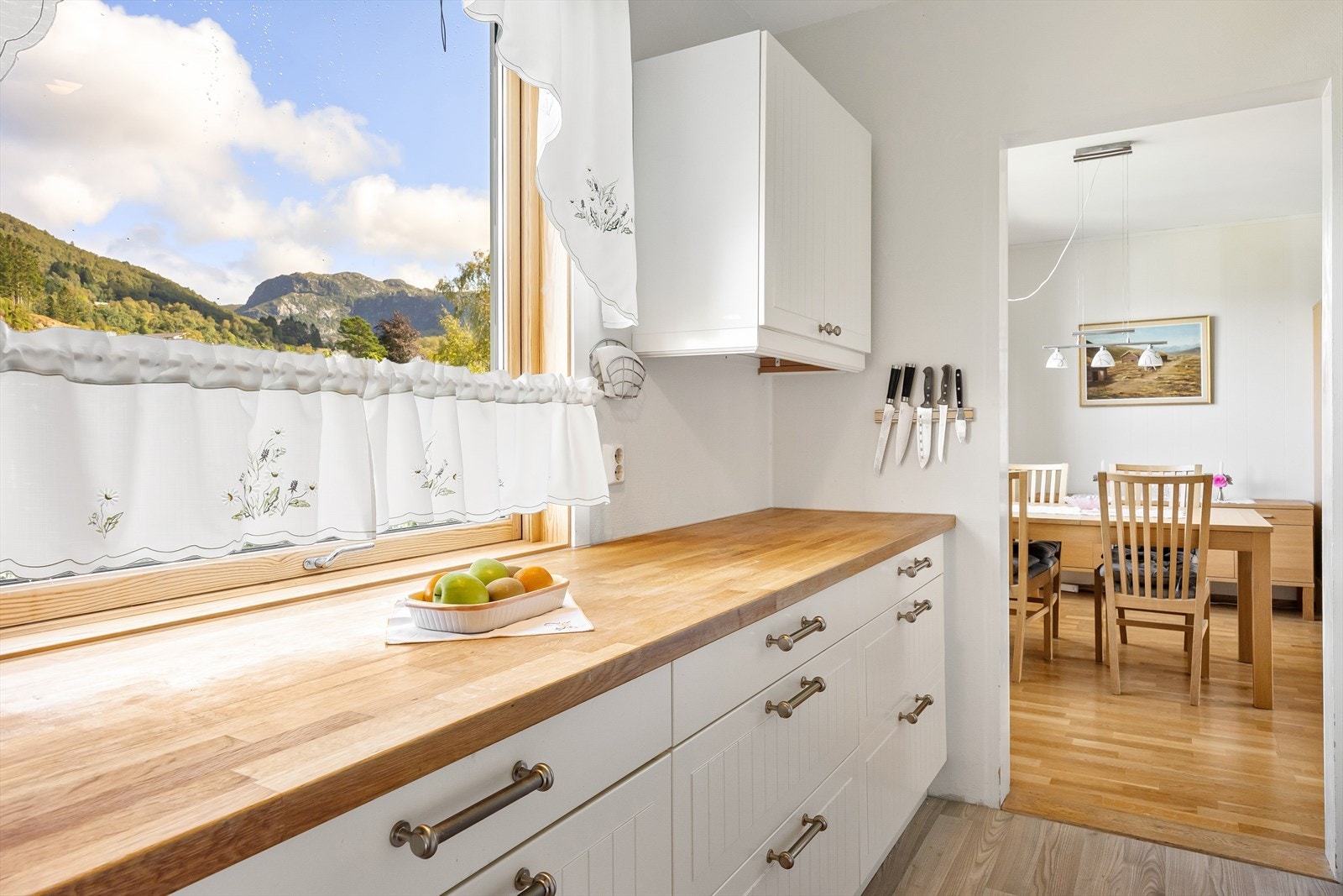 Fin kjøkkeninnredning fra 2011 med profilerte fronter og benkeplate i tre Galleribilde