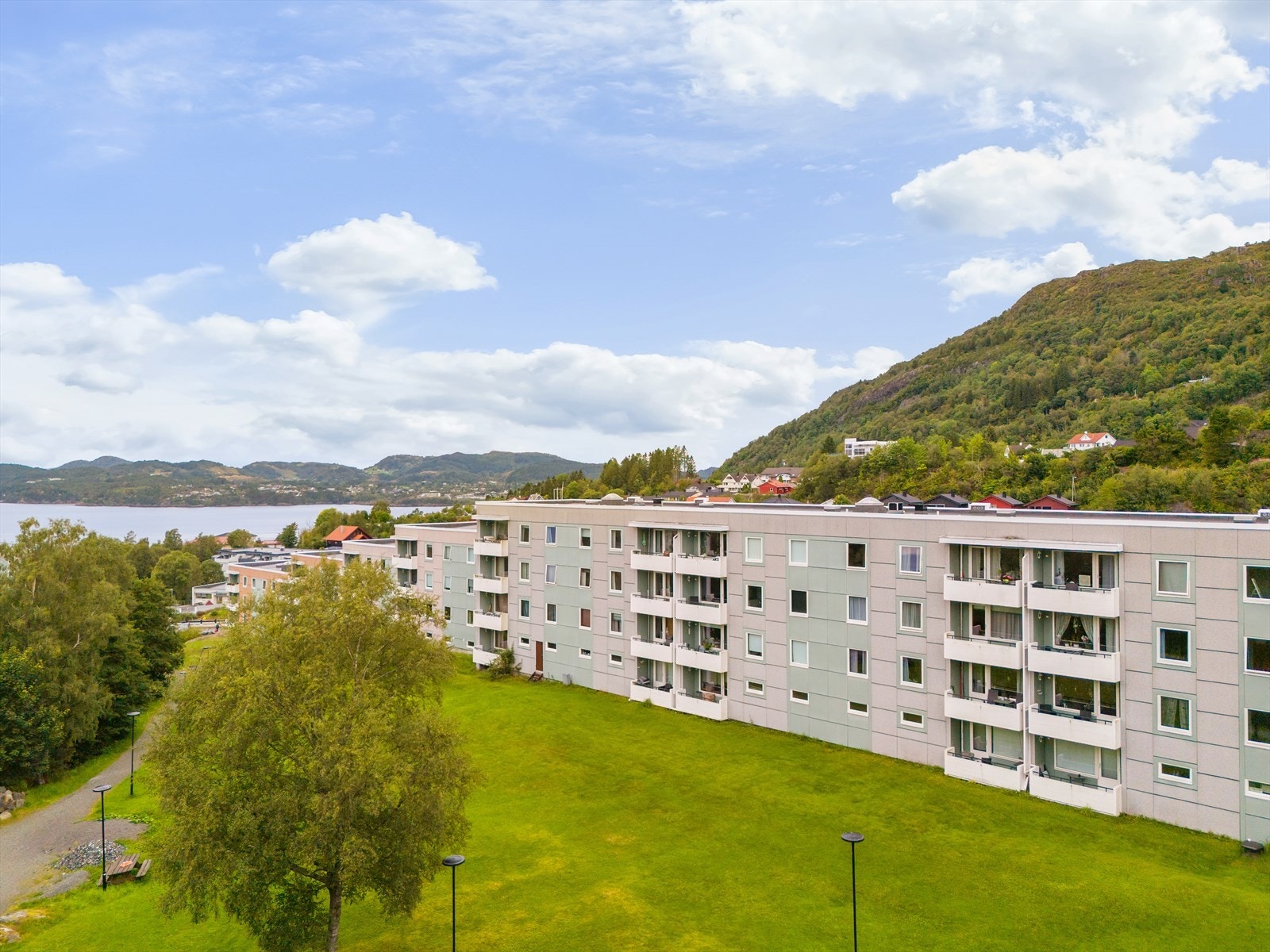 Eiendommen har en fin plassering på Mjølkeråen like ved skolen samt butikk, gode bussforhold og treningssenter! Galleribilde
