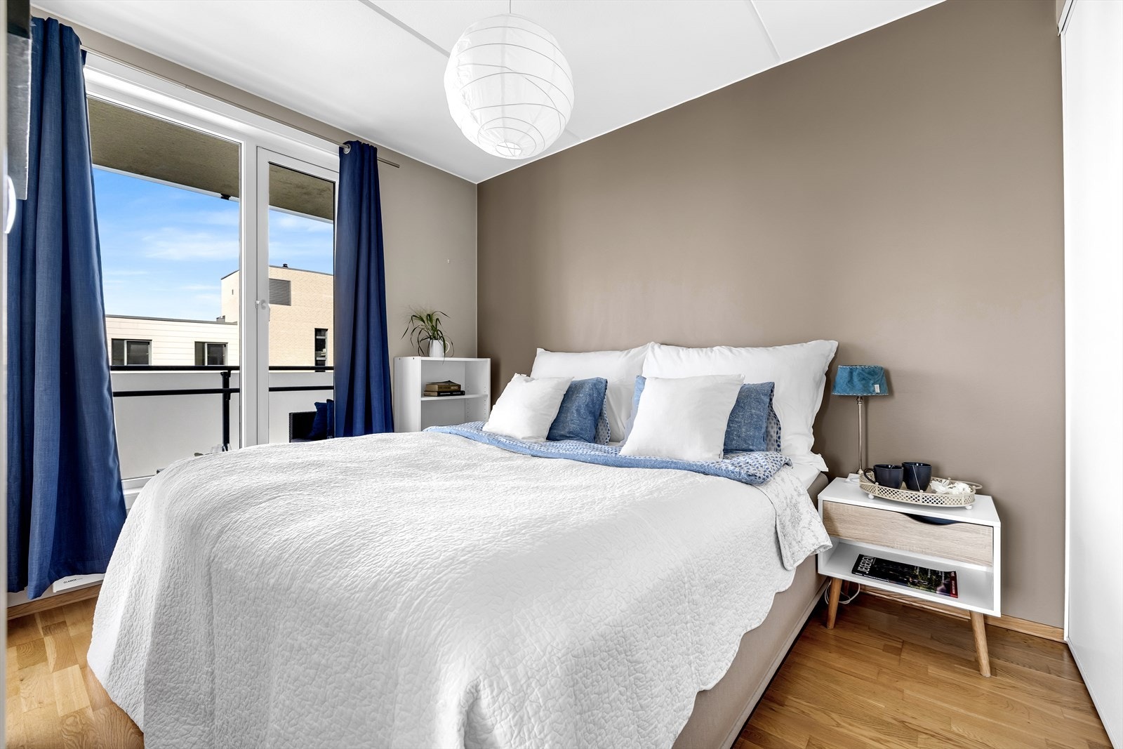 Soverommet er av god størrelse med plass til både dobbeltseng og nattbord på hver side hvis ønskelig Galleribilde