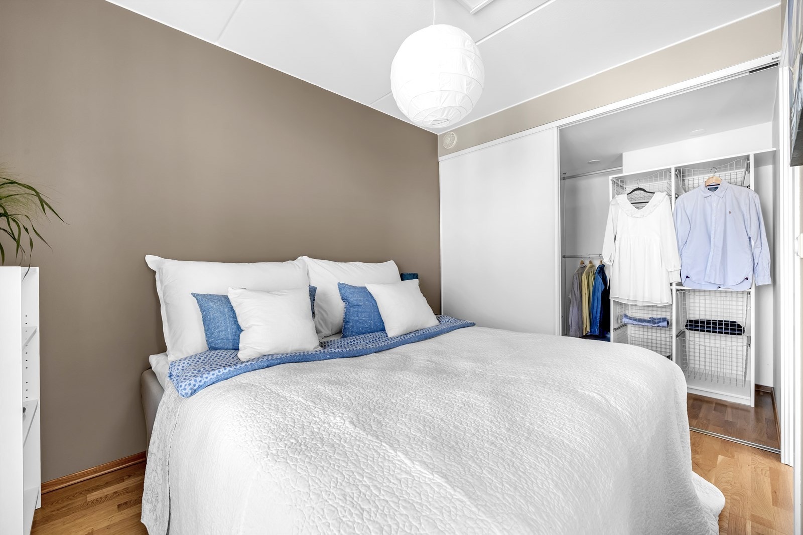 Soverommet har skyvdører inn til sitt eget lille walk-in Galleribilde