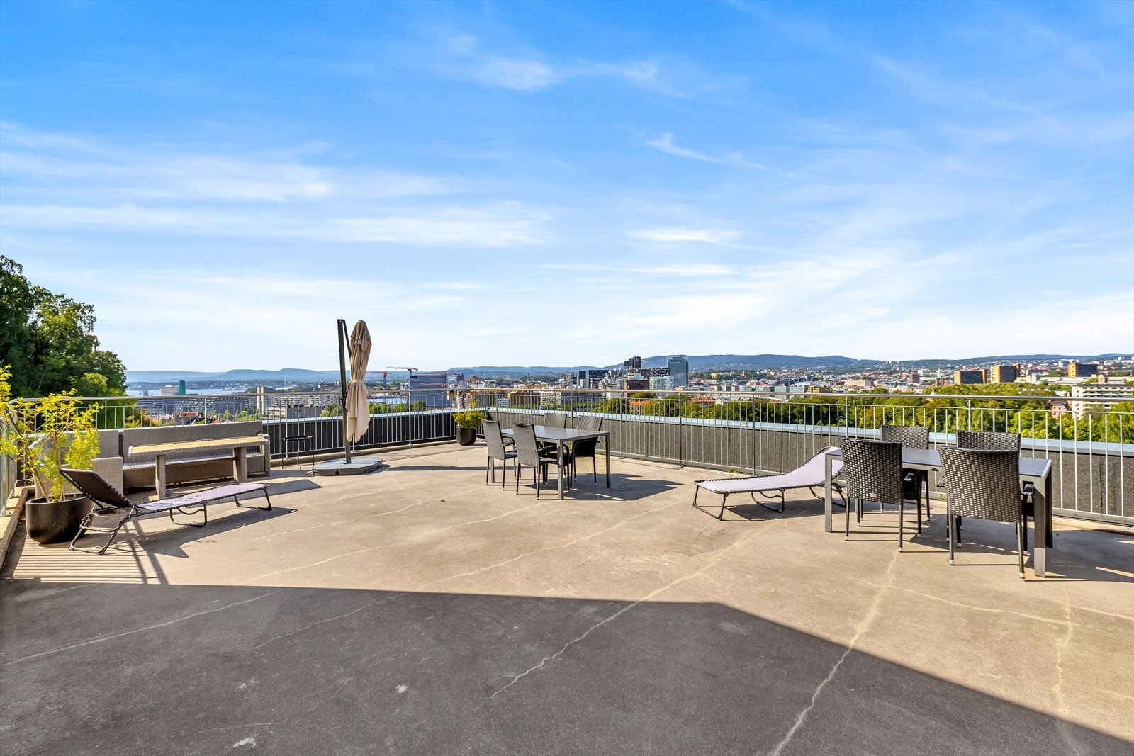 Stor felles takterrasse med panoramautsikt over Oslo Galleribilde