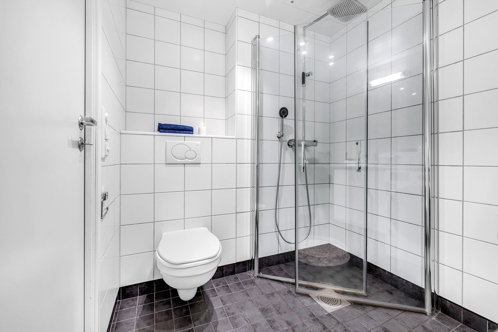 Veggfestet toalett med innebygd sisterne Galleribilde