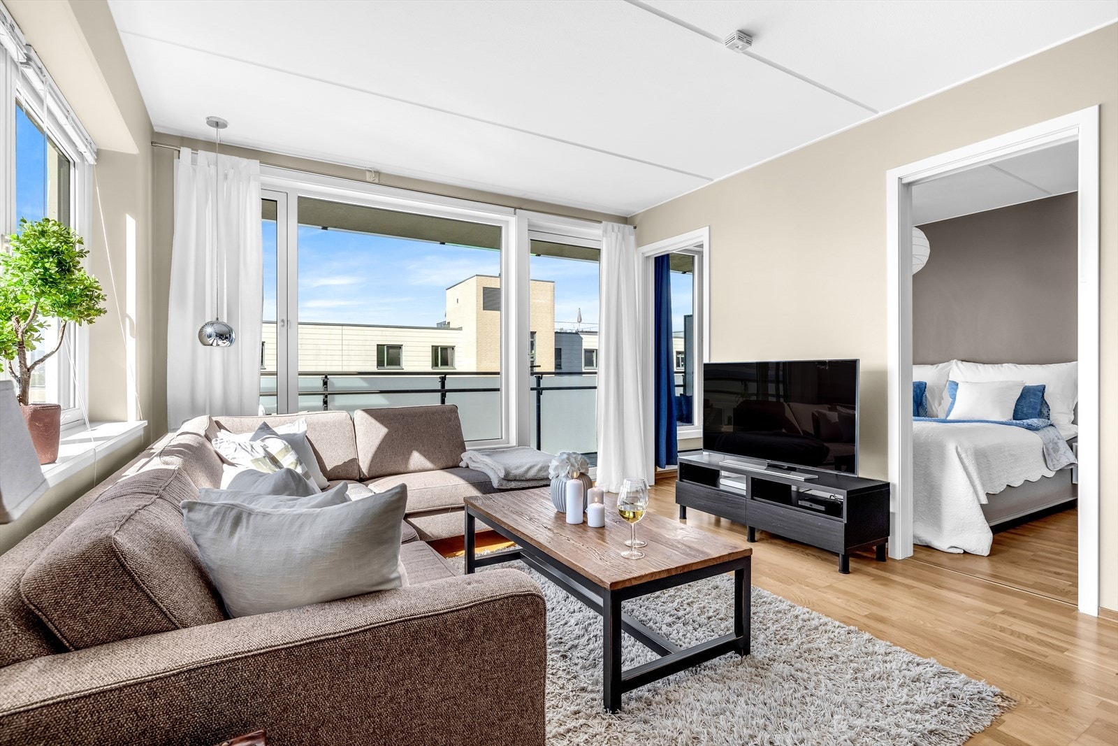 Stuen har store vindusflater som skaper god romfølelse takket være mye naturlig lys Galleribilde