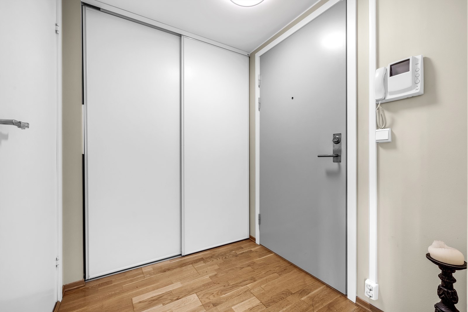 Entré med porttlf og skyvedørsgarderobe Galleribilde