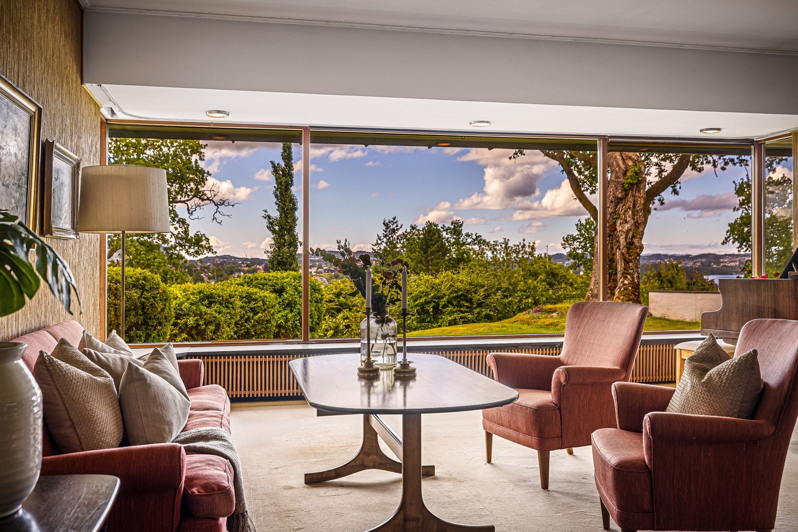 De store vindusflatene gjør den vakre utsikten lett tilgjengelig, selv fra sofakroken Galleribilde