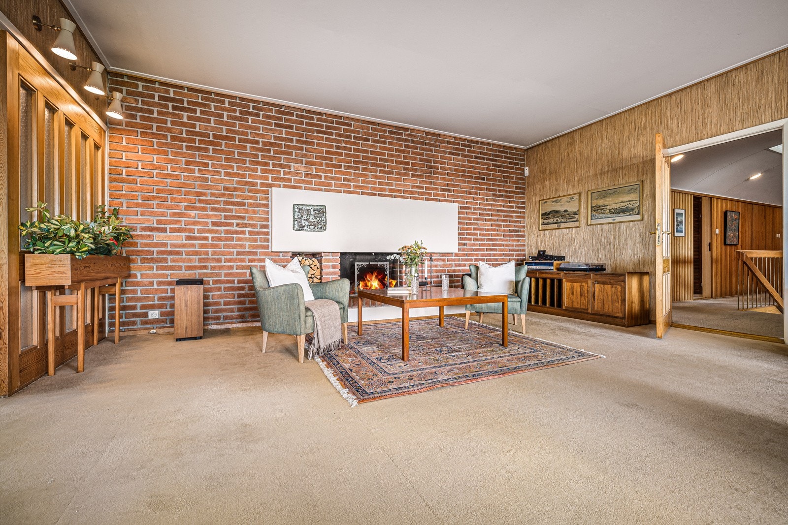 Stor peis i stuen hvor det er plass til egen sittegruppe Galleribilde