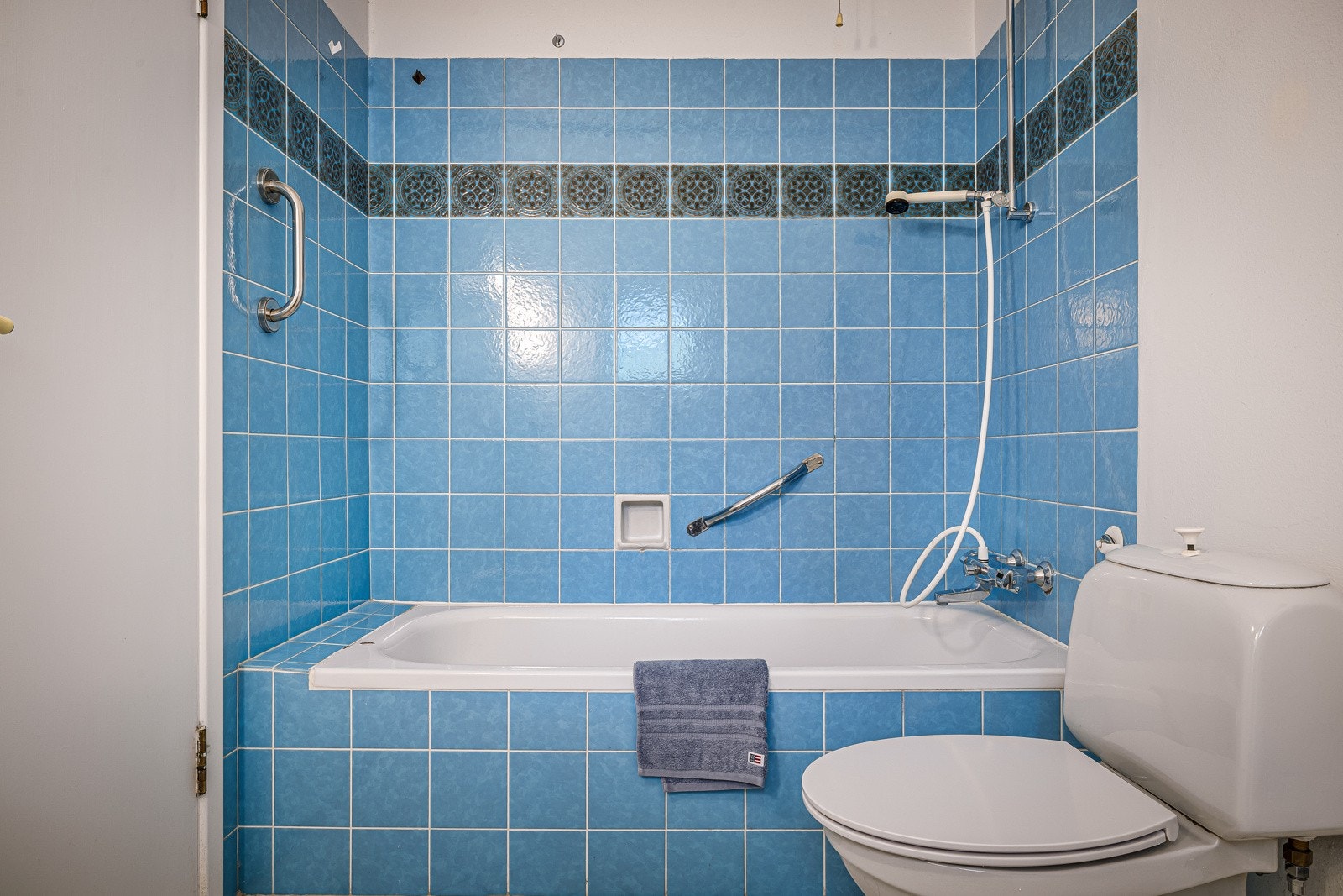 Badene har plass til både dusjsone og badekar Galleribilde