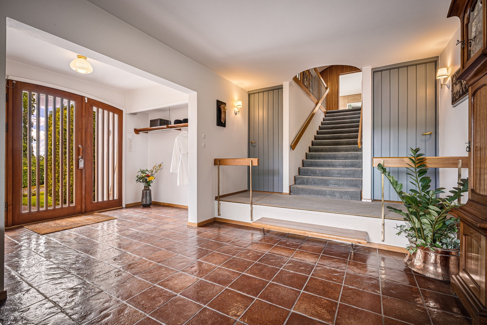 Hallen er på 21.5 m² | Store areal avsatt til gode garderobeløsninger | Det er direkte tilkomst til garasjen fra hallen Galleribilde