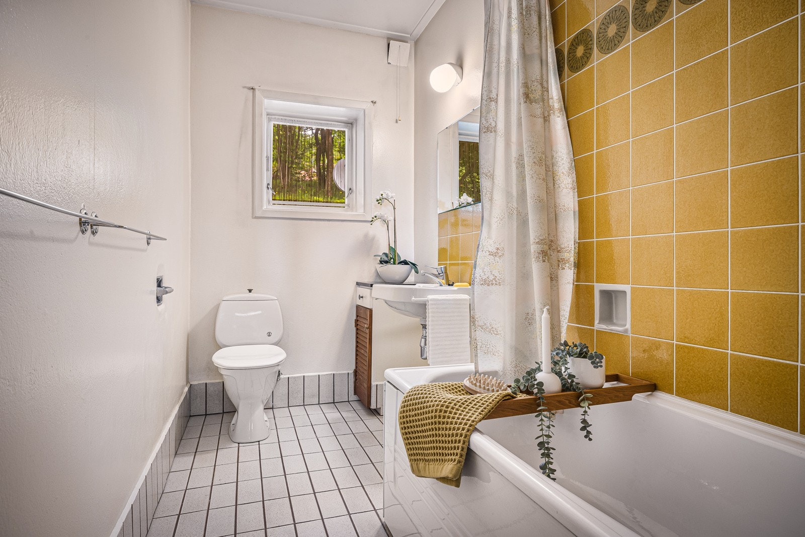 Bildet viser ett av badene i hovedetasjen Galleribilde