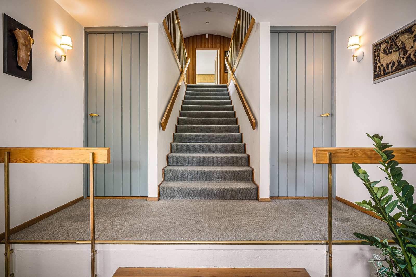 Fra hallen er det også tilkomst til teknisk rom og rikelig med bodplass Galleribilde