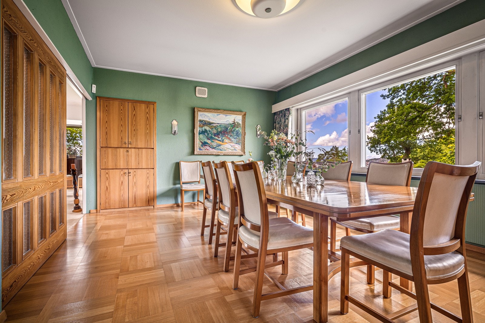 Spisestue på hele 22 m² med plass til stort spisebord Galleribilde