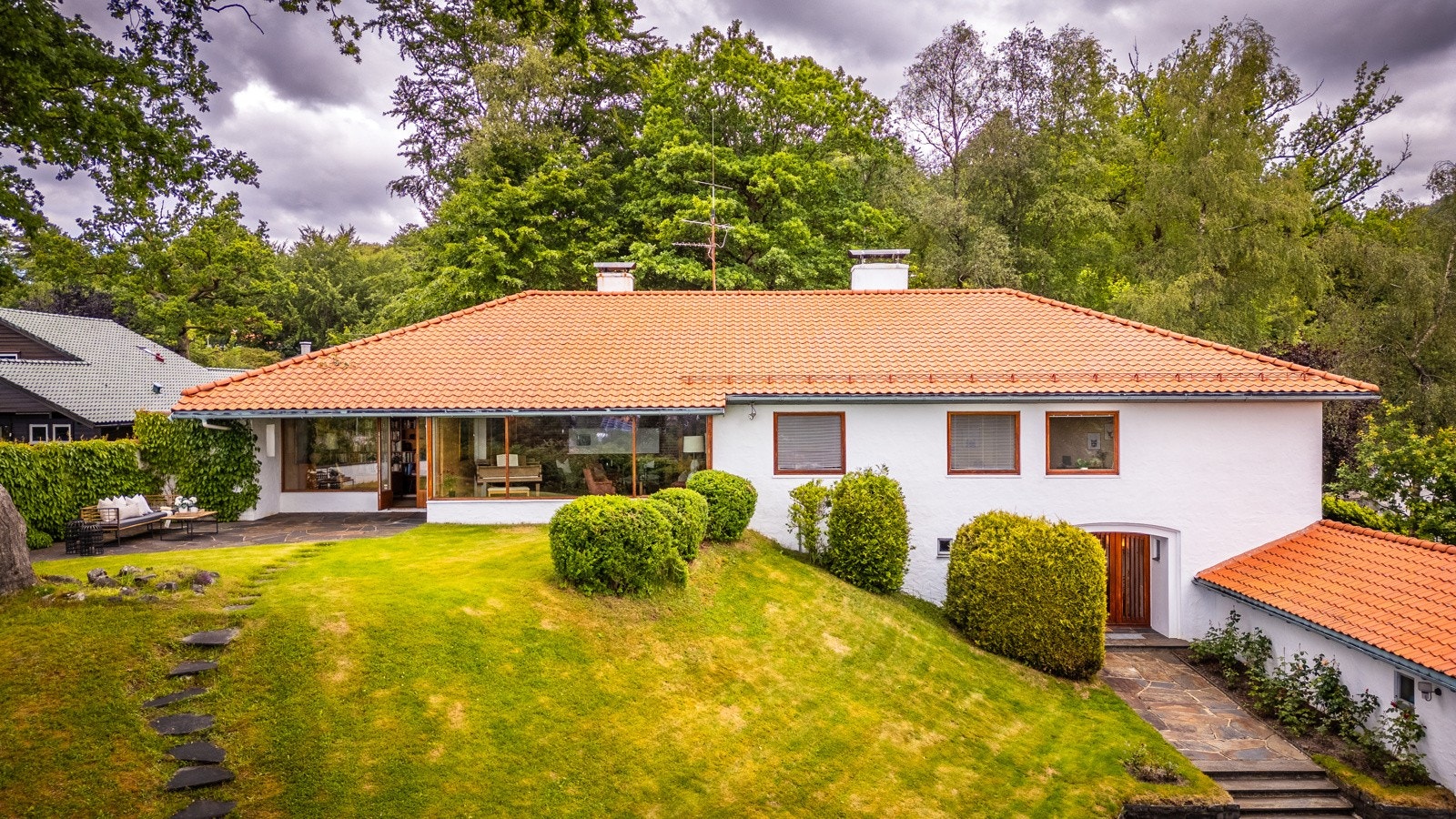 Naturlig vegetasjon som skiller eiendommen mot nabohusene Galleribilde