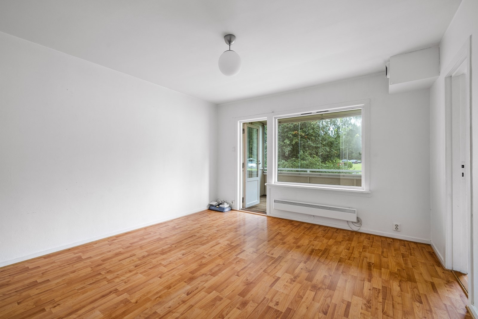 Boligen fremstår som en lys og fin leilighet i 3.etg med en hyggelig, innglasset balkong. Galleribilde