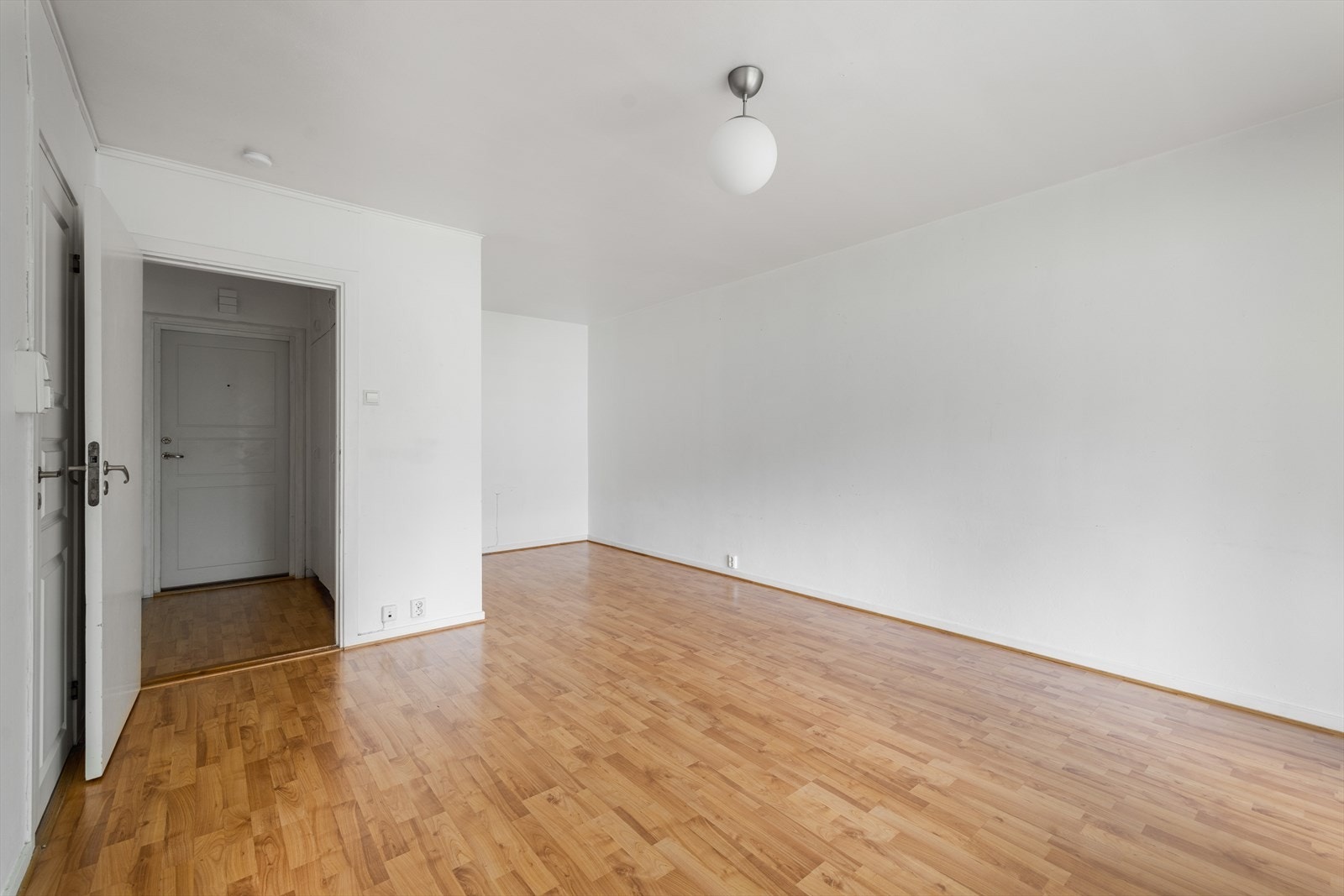 I stuen er det en praktisk sovealkove. Det er laminat på gulv, malte flater på vegger og malt pusset betong i himling Galleribilde