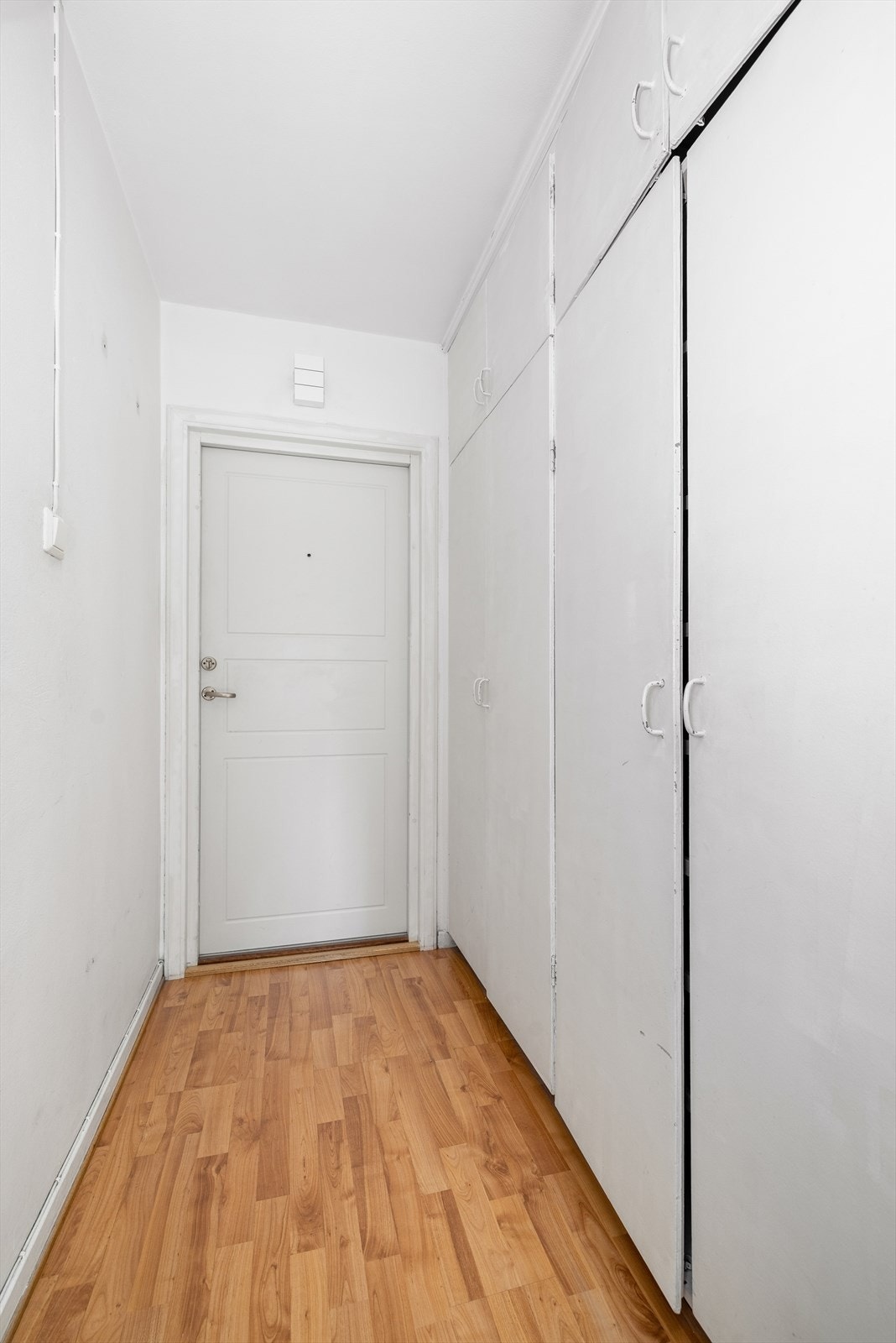 Hyggelig entre med plass til oppbevaring i plassbygde garderobeskap. Galleribilde
