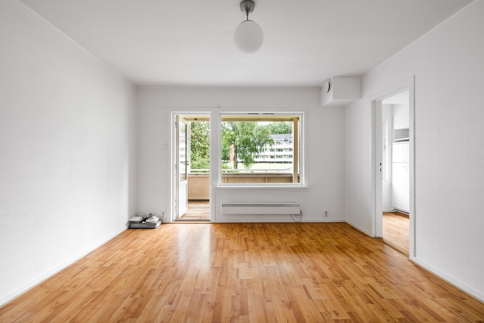 I stuen er det laminat på gulv, malte flater på vegger og malt pusset betong i himling. Galleribilde