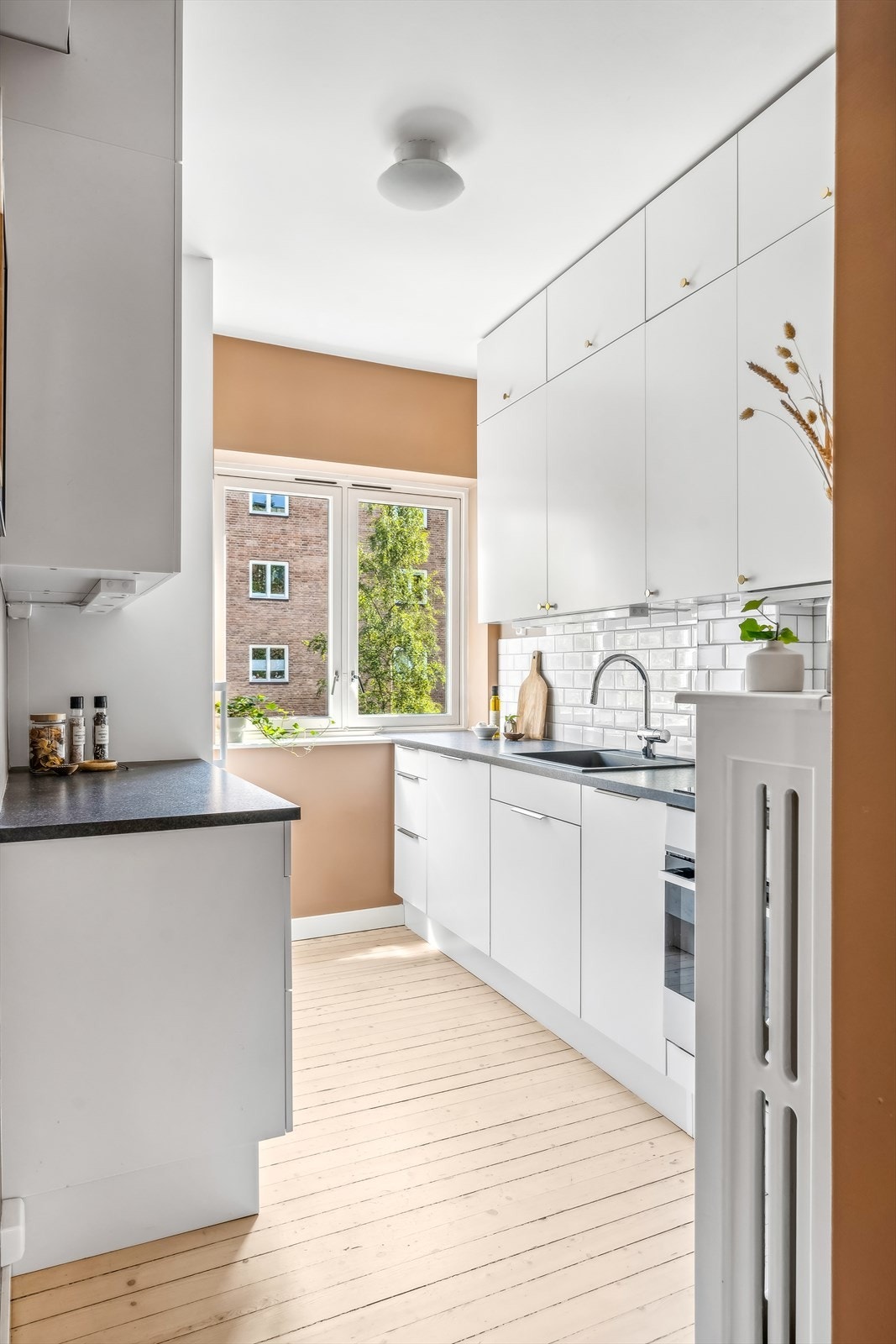 Takhøye overskap sørger for svært gode oppbevaringsmuligheter samt enkelt renhold Galleribilde