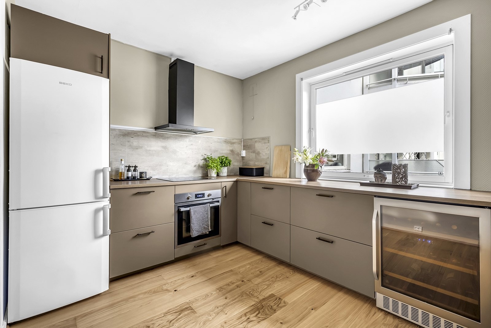 Innredning med glatte fronter malt i 2023 og benkeplate i laminat Galleribilde