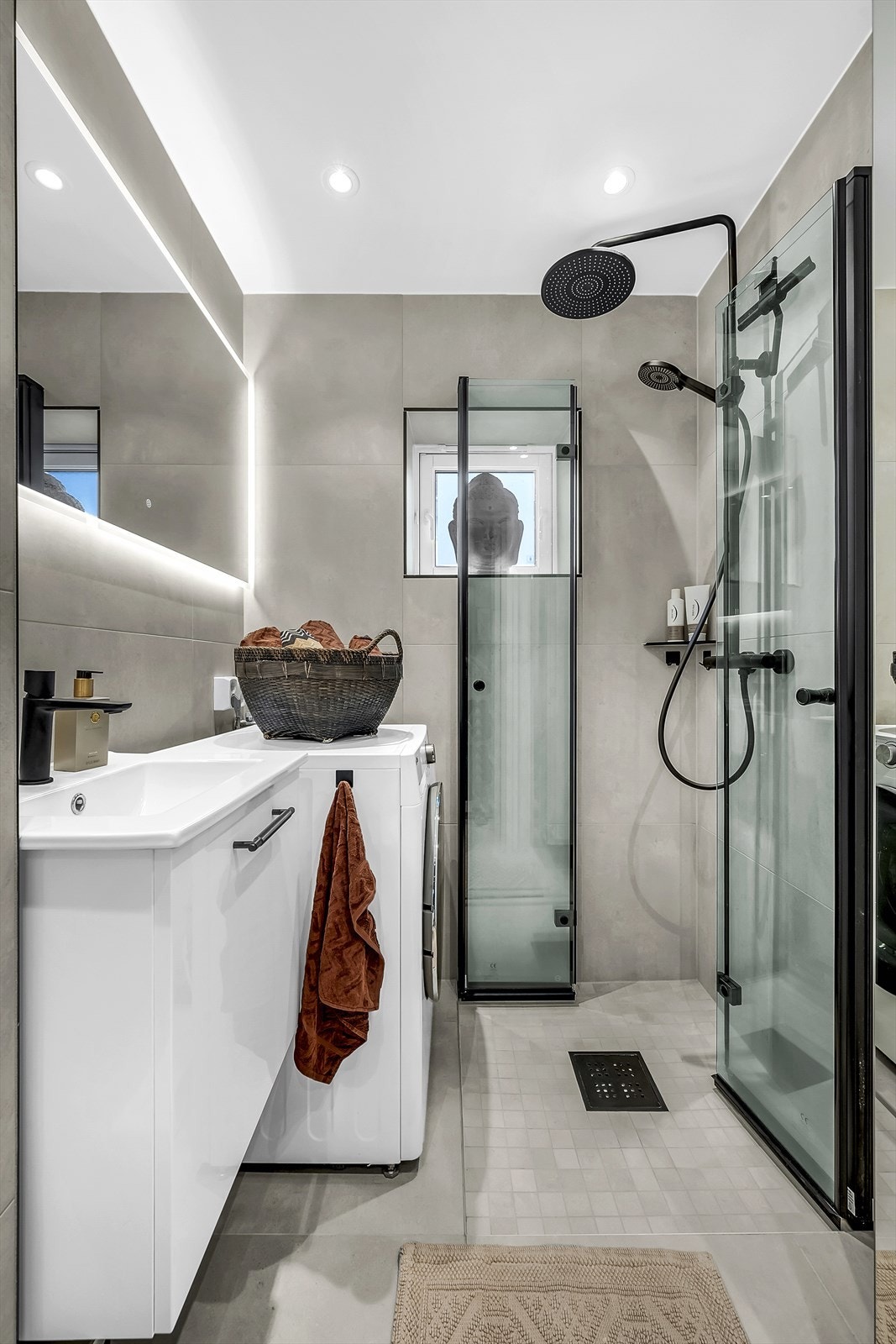 Nytt, rålekkert baderom rehabilitert i regi av borettslaget (2024). Badet har overflater med stilsikre fliser, behagelig gulvvarme og downlights Galleribilde